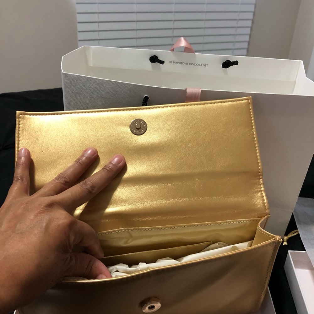 PANDORA | SHINE GOLD CLUTCH BAG.